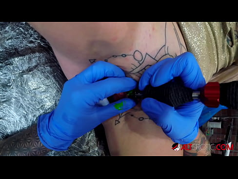 ❤️ Extreem getatoeëerde hottie Sully Savage kreeg een tatoeage op haar clitoris ❤ Fuck video at nl.pornxlxx.ru ️❤